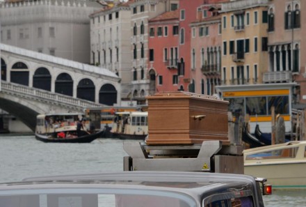 Valeria Solesin, camera ardente a Venezia